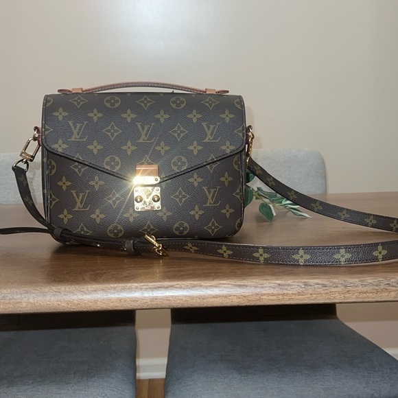 Louis Vuitton Brown and Gold Crossbody Bag
OPEN TO REASONABLE OFFERS 🥳🤩 - Picture 2 of 16